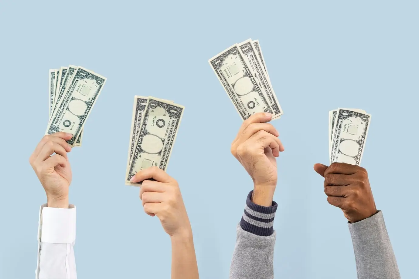 Menschen, die Geld halten – Konzept zu Ausgaben und Finanzen.