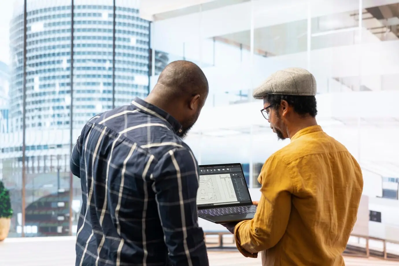 Immobilieninvestment-Experte und Unternehmer, der einen Büroumzug plant.